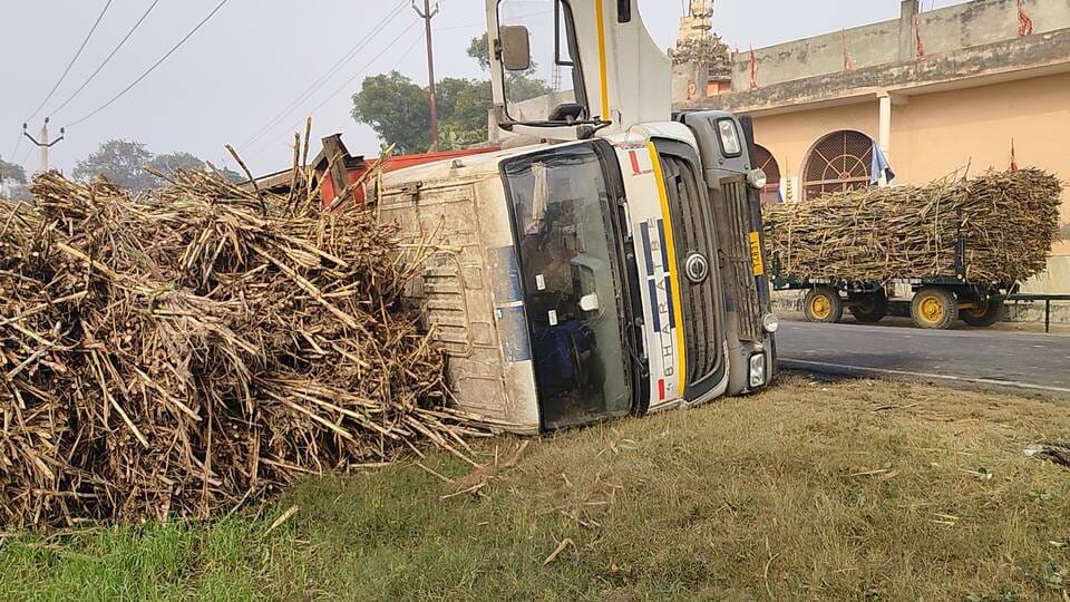 A truck carrying gas cylinders overturned on the Economic Corridor in fog.