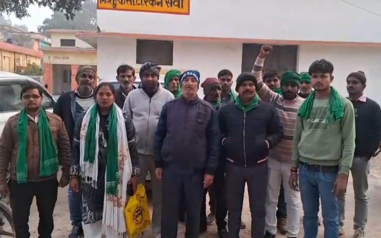 जिला अस्पताल में भाकियू कार्यकर्ता धरने की बात कहते हुए। संवाद