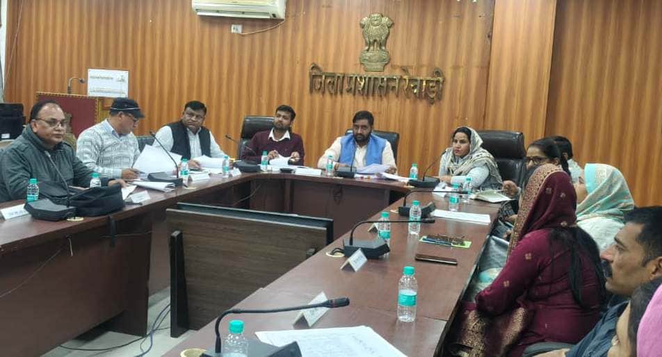 जिला परिषद की बैठक लेते प्रधान मनोज कुमार। संवाद