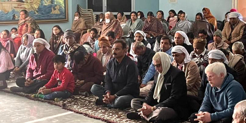 Dada, if I could get the dust of your feet... the devotees were overwhelmed.