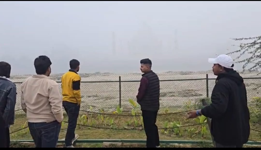 Orange alert issued for fog; schools up to class 8 will open at 10 AM.