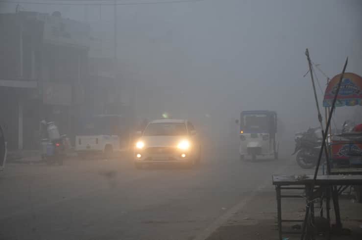 कोहरे ने धीमी की वाहनों की रफ्तार