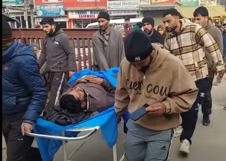 Srinagar, No Ambulence for Patient, Family Angry