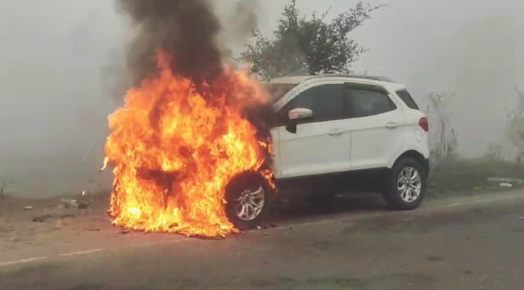 कार में लगी आग। संवाद