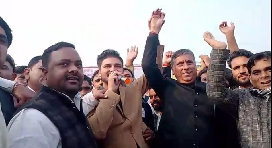 Young people danced to Andy Jat's songs.
