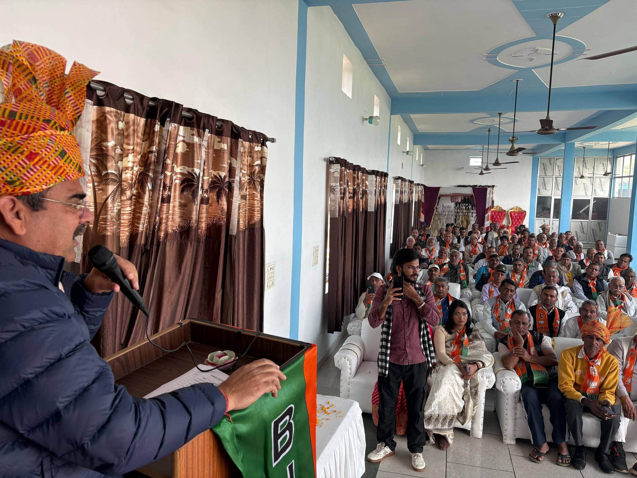 कोसली में लोगों को संबोधित करते भारतीय जनता पार्टी के प्रदेश महामंत्री सुरेन्द्र पूनिया। स्रोत 