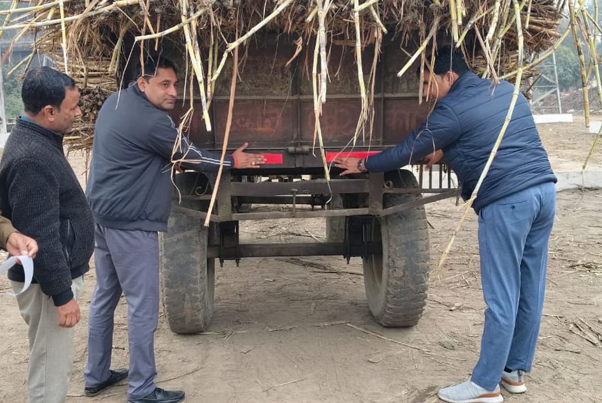 Reflector tape installed on 80 tractor-trolleys