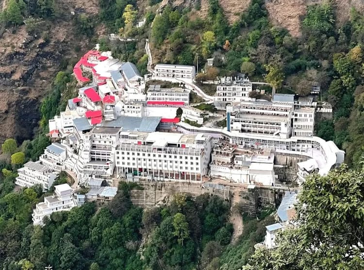 Katra: नवरात्र समापन के बाद 36 हजार श्रद्धालु भवन की ओर रवाना, हेलिकॉप्टर और बैटरी कार सेवा से सुगम हुई यात्रा