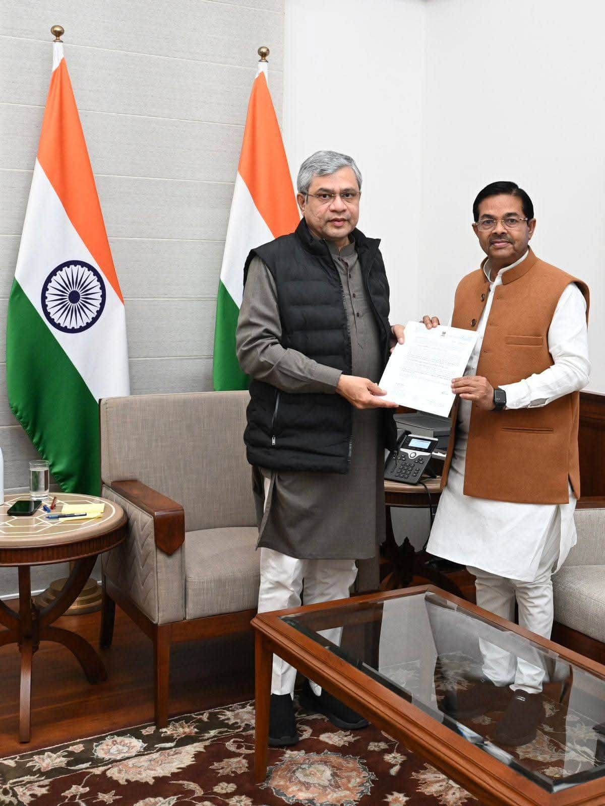 केंद्रीय रेल मंत्री से मिलकर बदायूं में रेलवे के दो ओवरब्रिज व दिल्ली व लखनऊ के बीच सीधी ट्रेन 