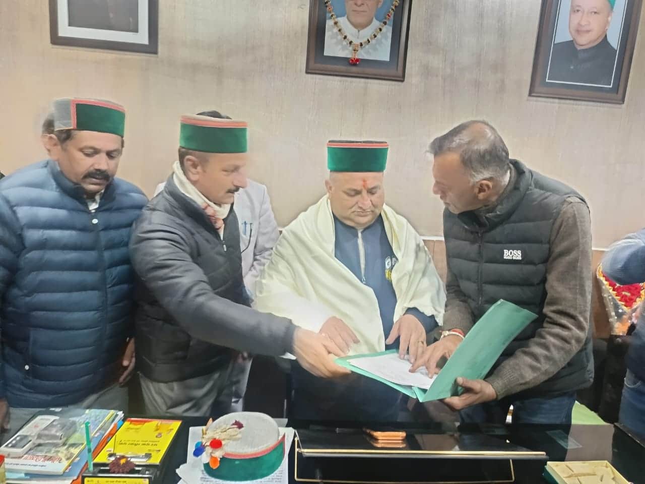 खेगवा में प्रदेश कांग्रेस कमेटी अध्यक्ष एवं विधायक विनय कुमार को ज्ञापन सौंपते पीटीएफ पदाधिकार