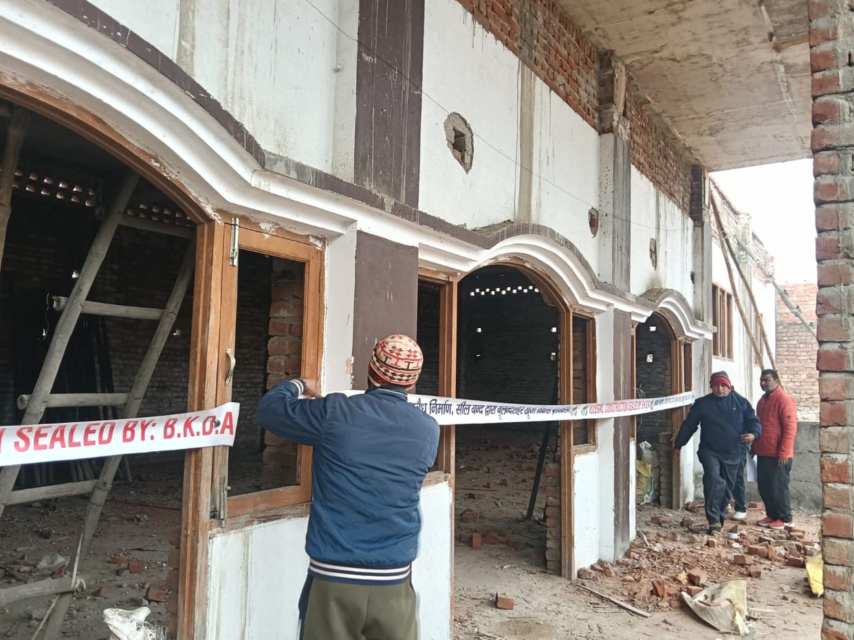 Sealed building under construction without map approval