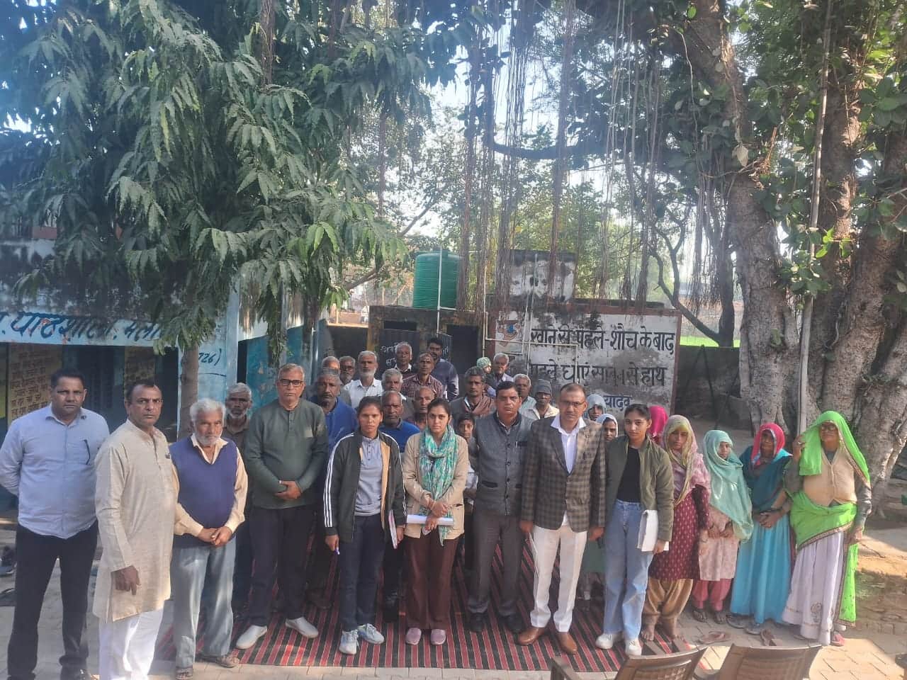 लोगों को नशे के खिलाफ जागरूक करती नशा मुक्ति टीम। स्रोत : पुलिस