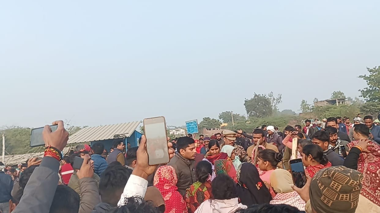 After the death of a young man in a factory, his family members blocked the highway by placing his body on it.
