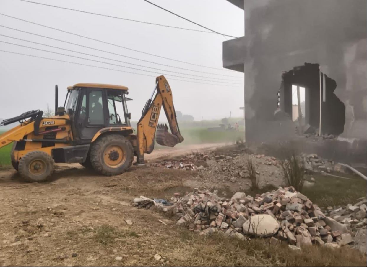 Illegal colonies being cut on the road leading to MM University, demolished by JCB