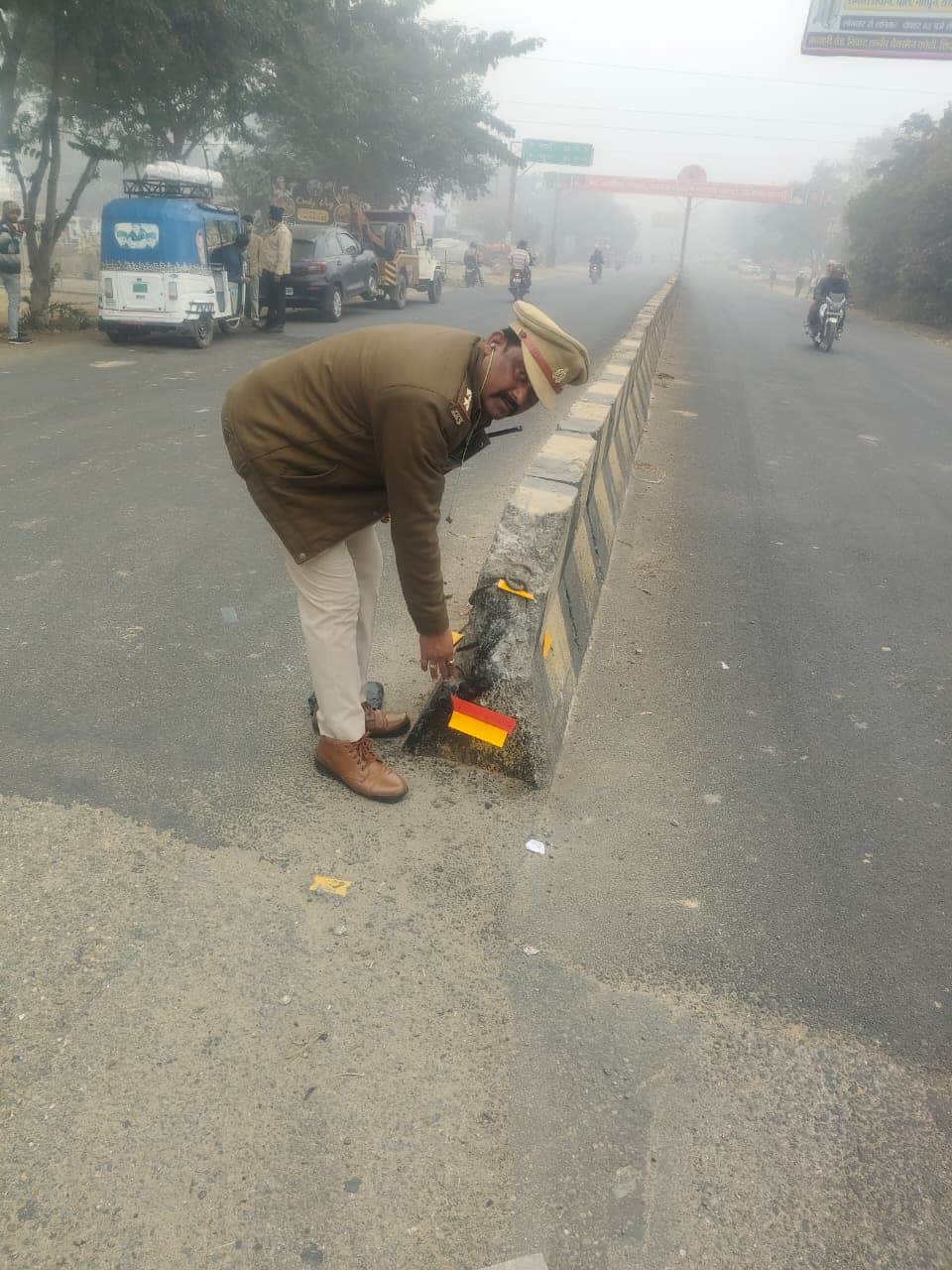 मथुरा-बरेली हाईवे पर रिफ्लेक्टर लगाता पुलिस कर्मी। स्रोत- पुलिस