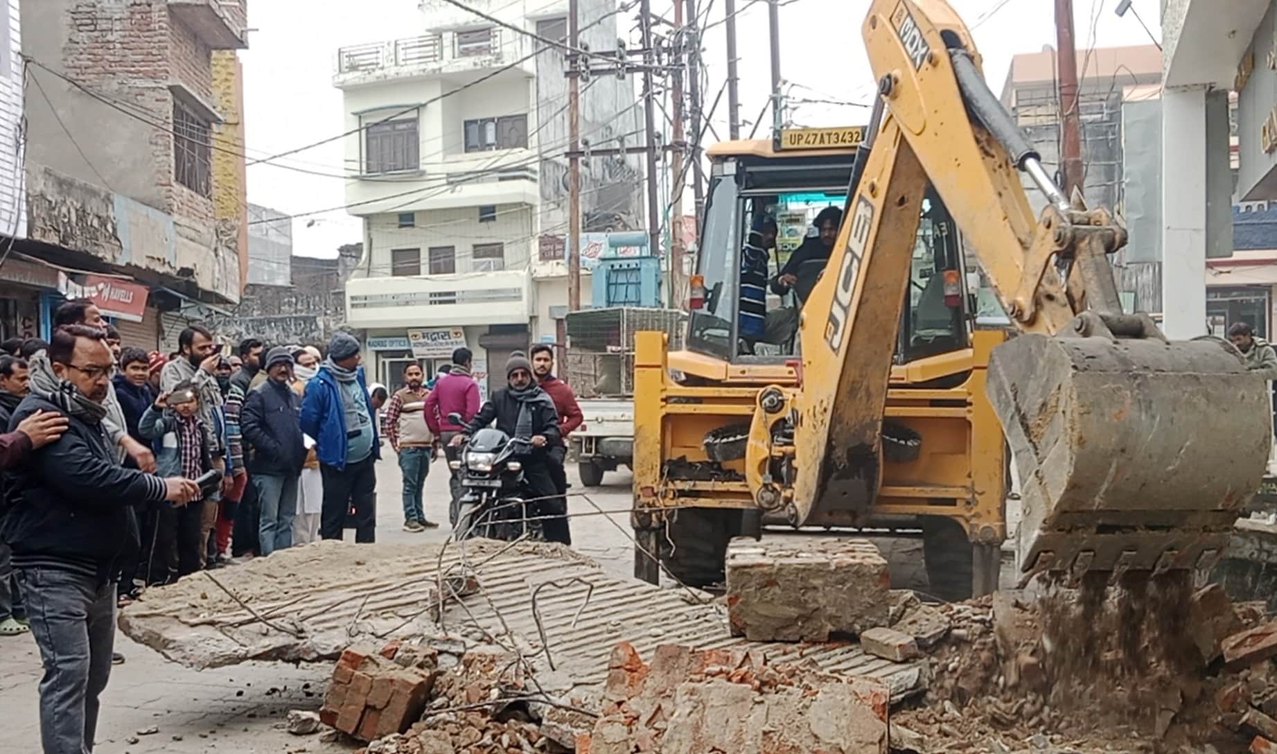 नगर के घासमंडी के पास हटाया जा रहा अतिक्रमण। संवाद