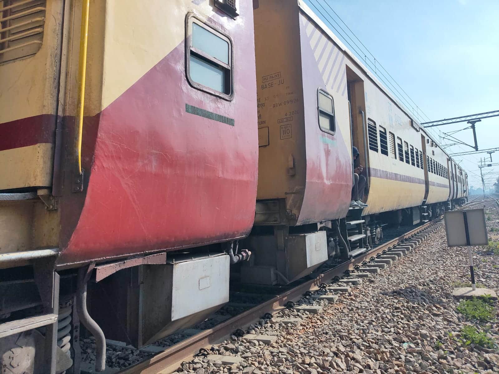 नई अनाज मंडी रेलवे स्टेशन की तरफ से गुजरती ट्रेन। संवाद