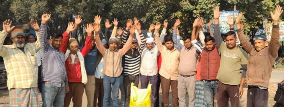 Angry farmers protest over non-availability of urea
