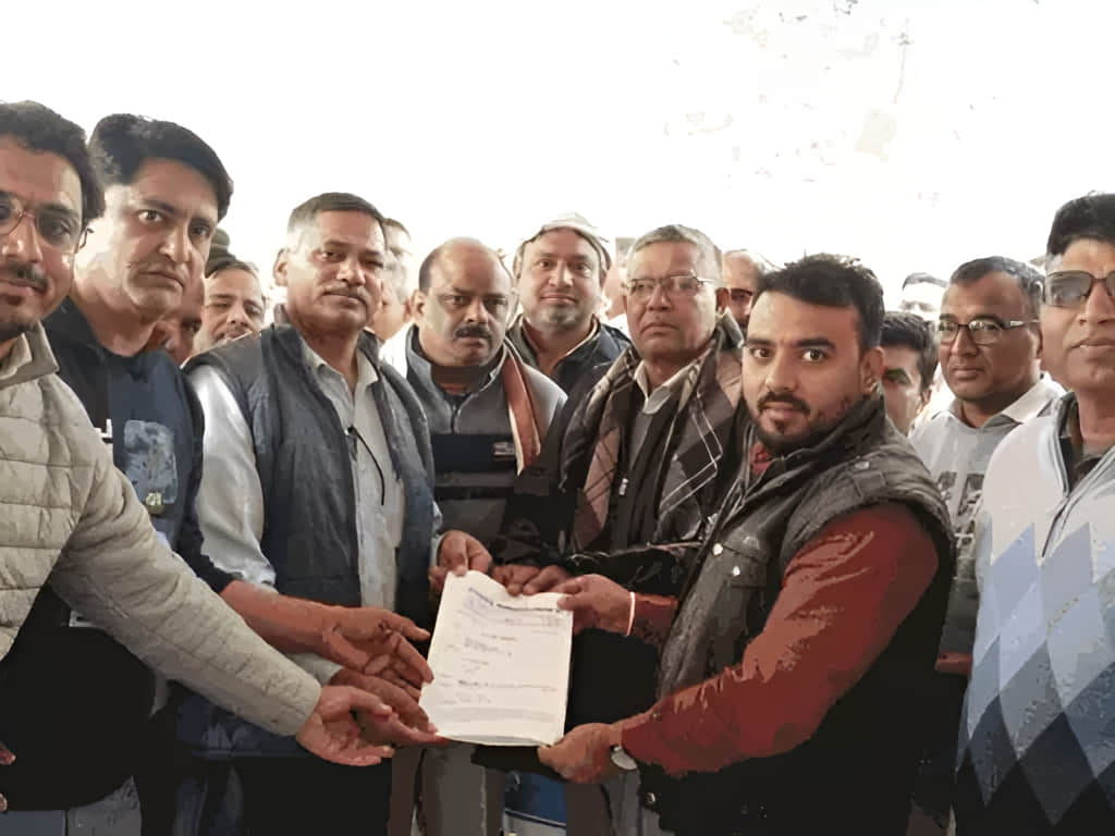 ऑनलाइन पॉलिसी के विरोध में शुक्रवार को एसडीओ को ज्ञापन देते कर्मचारी। संवाद