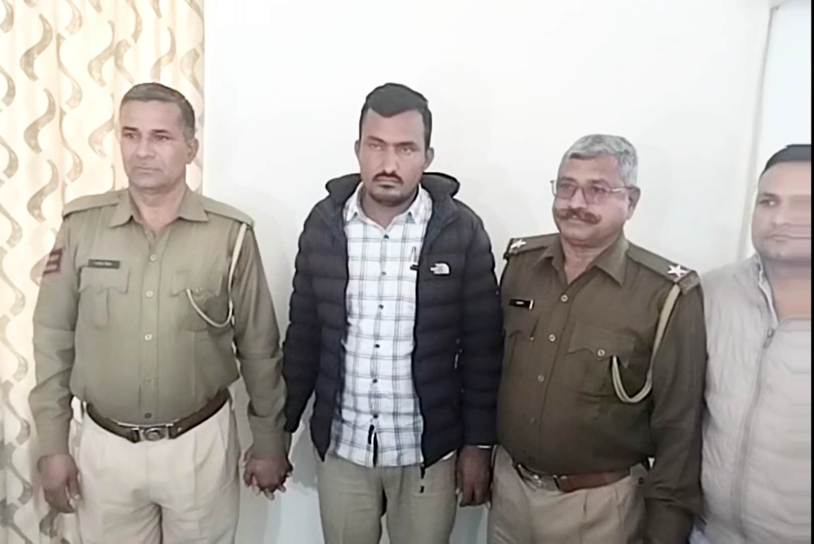 पुलिस गिरफ्त में आरोपी