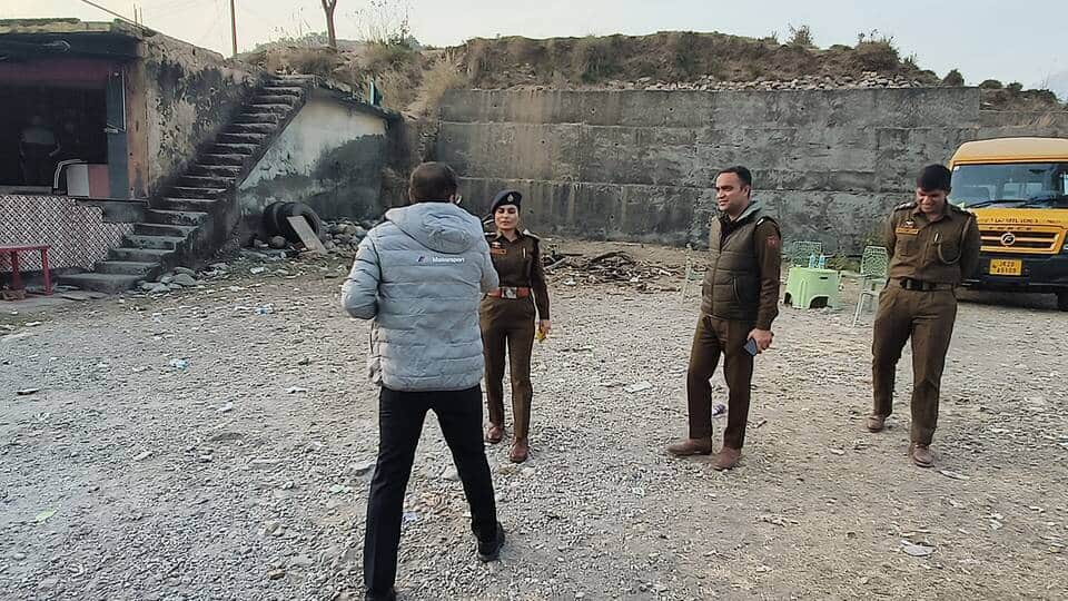 पौनी। फोटो _ संवाद जानकारी मिलने के बाद पहुंचे अधिकारी