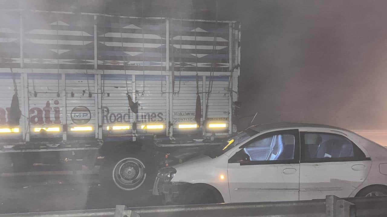 रतलाम के ताल-जावरा हाईवे पर ट्रक में पीछे से घुसी कार।