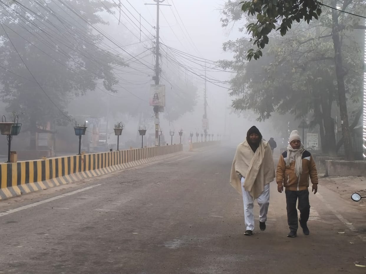 The cold wind and fog have intensified the chill, the temperature has dropped by two degrees, and people are shivering.