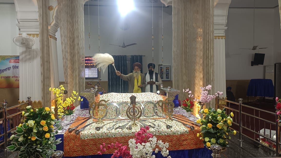 In the morning procession, the martyrdom of the Sahibzadas was honored.