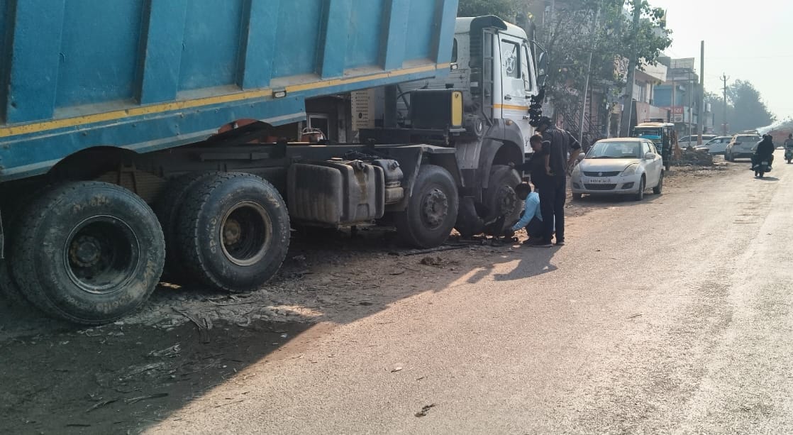 Broken-down trucks parked on the side of the road in the fog pose a risk of accidents