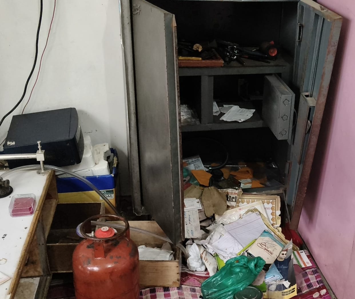 Thieves stole jewellery and cash from a jewellery shop.