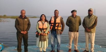 सरसी आईलैंड में घूमते अधिकारी।
