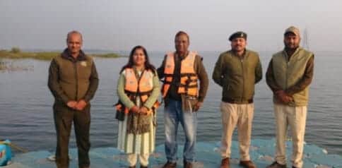 सरसी आईलैंड में घूमते अधिकारी।