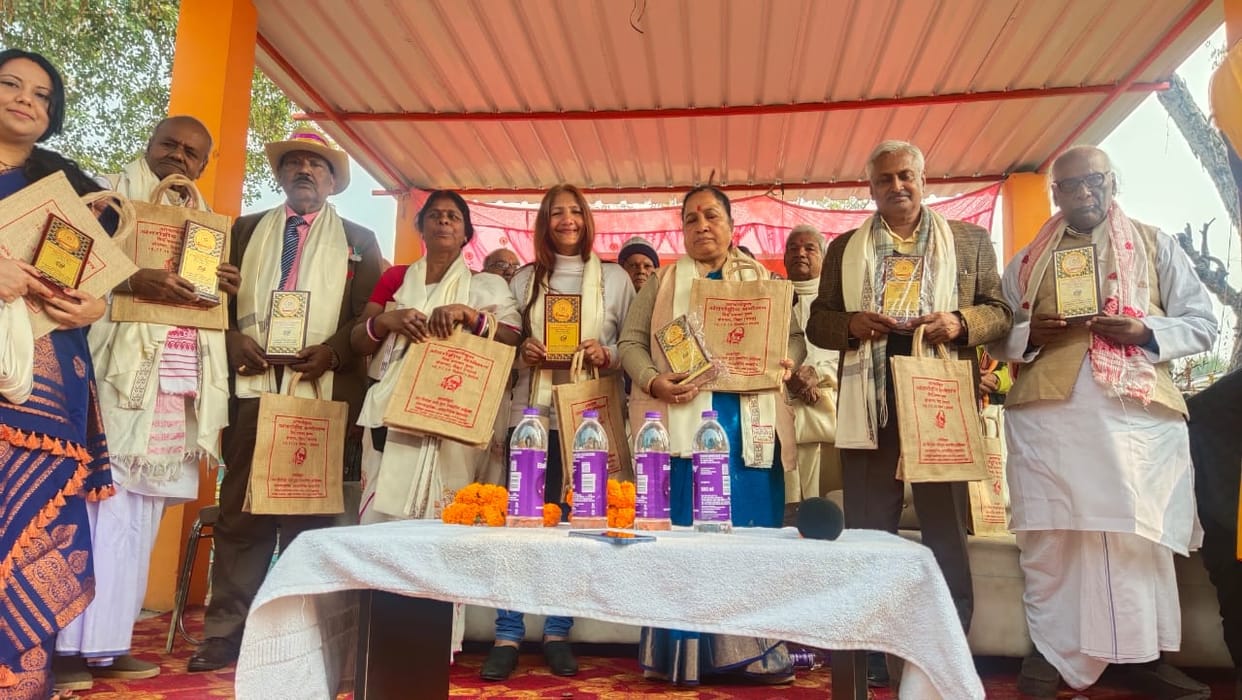 Madhu Goyal was honored with the Saraswat Karmayogi Award in Bodh Gaya.