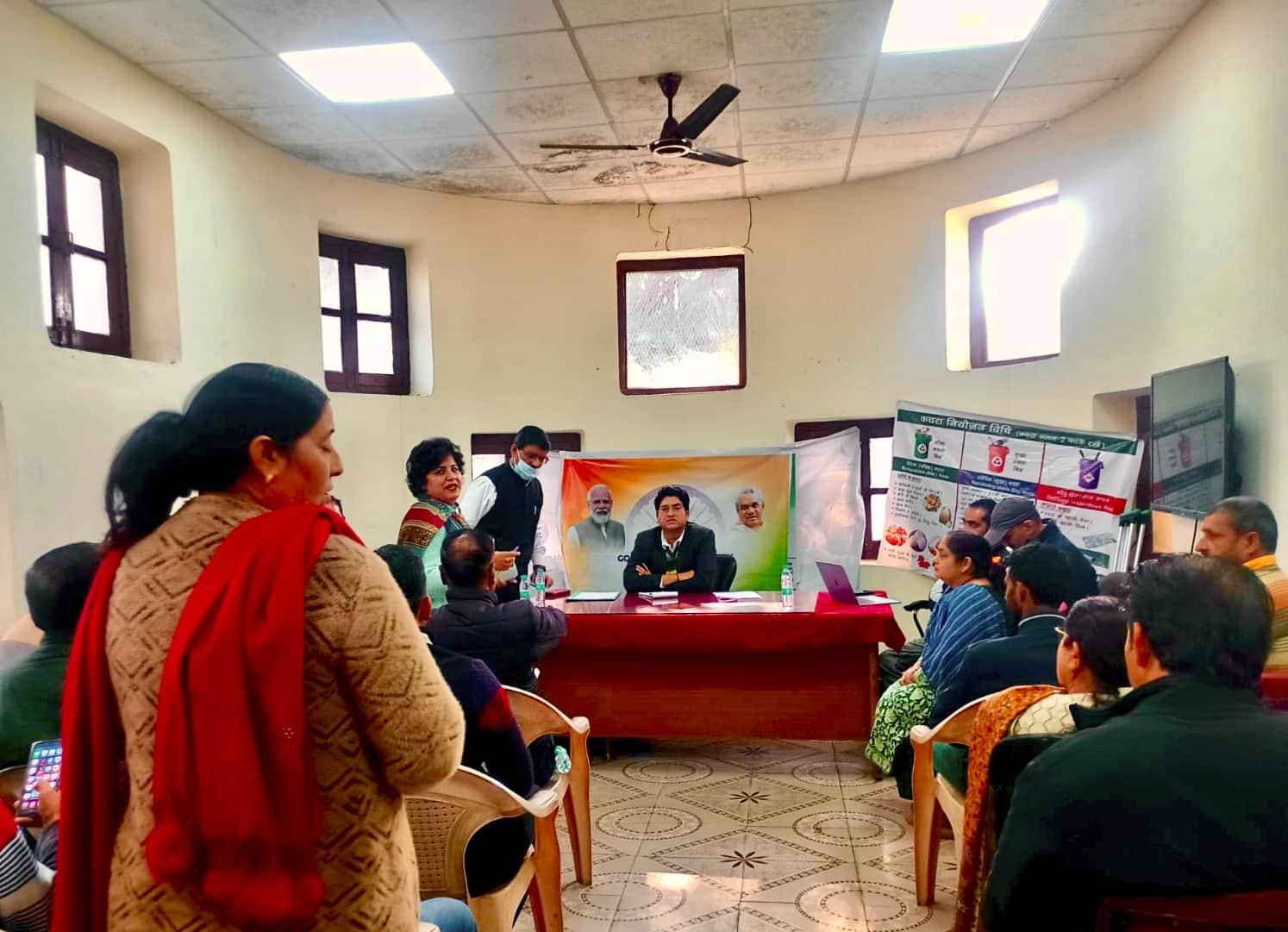 सुशासन सप्ताह के तहत प्रशासन गांव की ओर कार्यक्रम में मौजूद अधिकारी को अपनी शिकायत सुनाती महिला