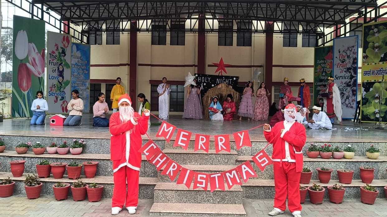 An attractive Christmas tableau was displayed.