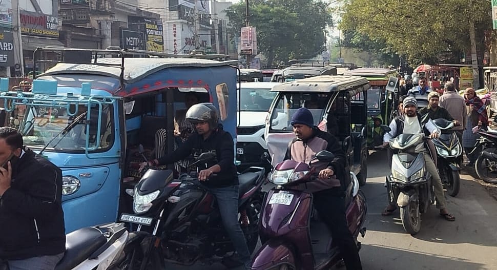 Daytime sewer cleaning became a disaster, causing traffic jams for hours on Hansi Chowk-Circular Road.