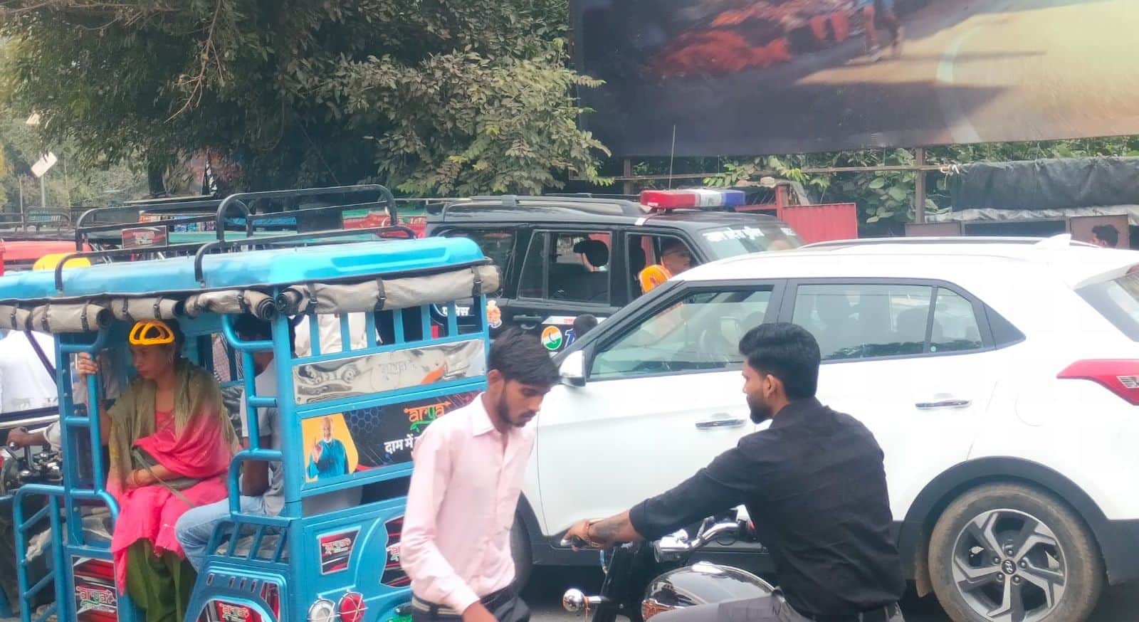 शहर में ई-रिक्शा की वजह से लगा जाम। फंसे वाहन। संवाद