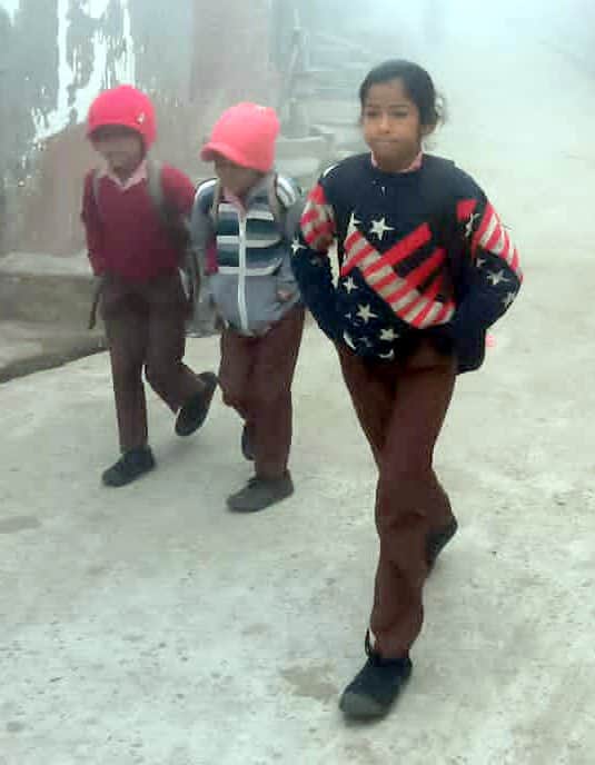 शामली क्षेत्र के गांव कुड़ाना में कोहरे में स्कूल जाते बच्चे । संवाद