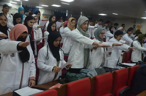 शपथ ग्रहण करते होम्योपैथी के दूसरे बैच के प्रशिक्षु डॉक्टर