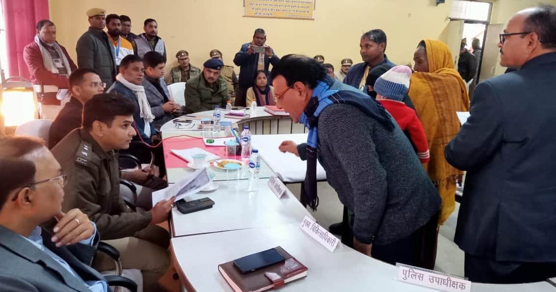 तुलसीपुर तहसील सभागार में जनसुनवाई करते डीएम विपिन कुमार जैन व एसपी विकास कुमार। संवाद