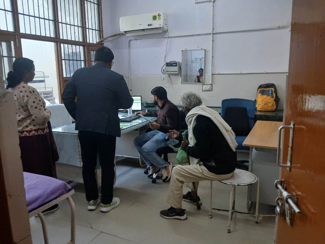 त्वचा की ओपीडी में इलाज के लिए पहुंचे लोग। संवाद