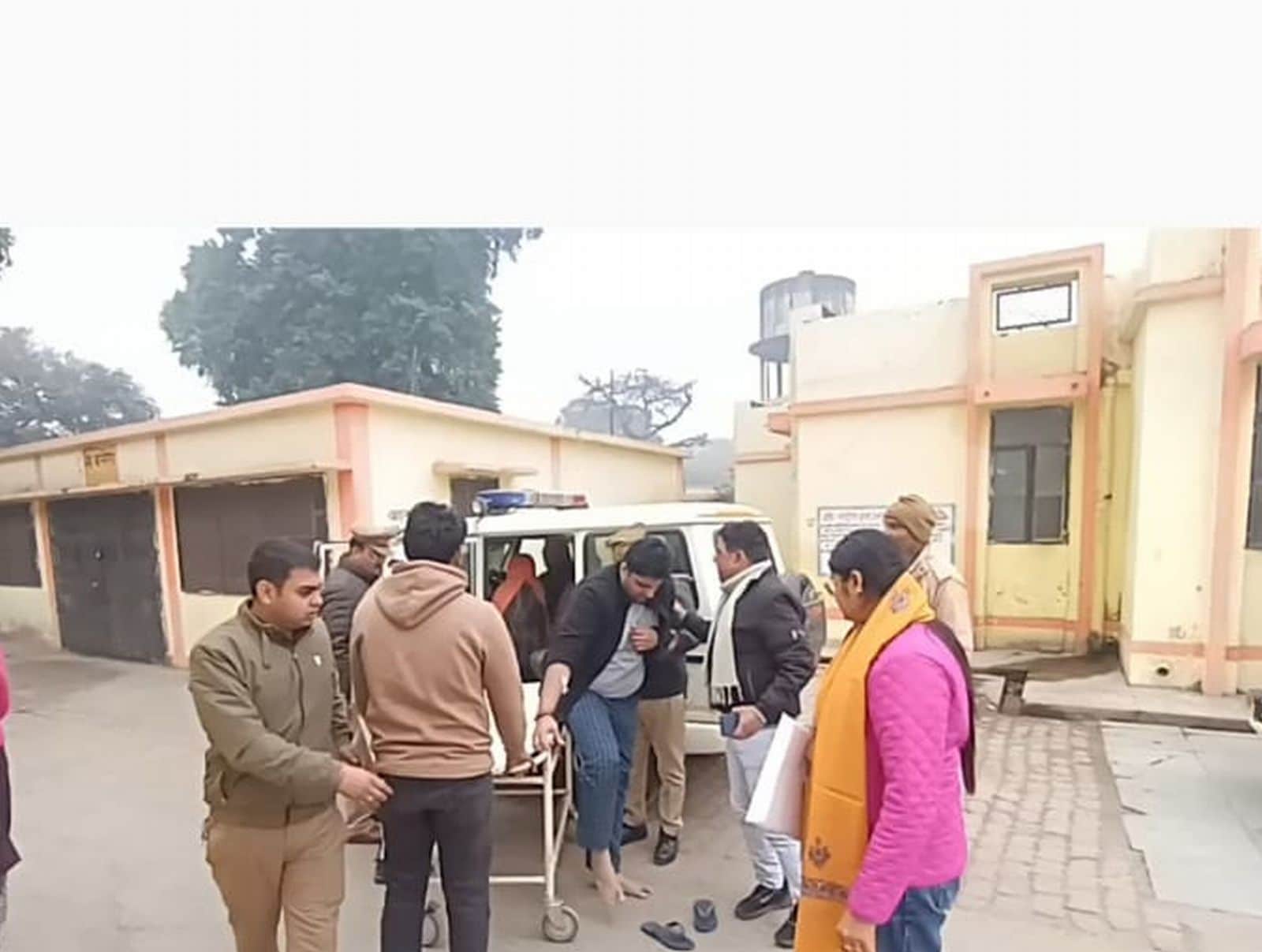 ठगी के आरोपी तिलक तिवारी को अस्पताल डॉक्टरी लाई सिविल लाइंस पुलिस। संवाद