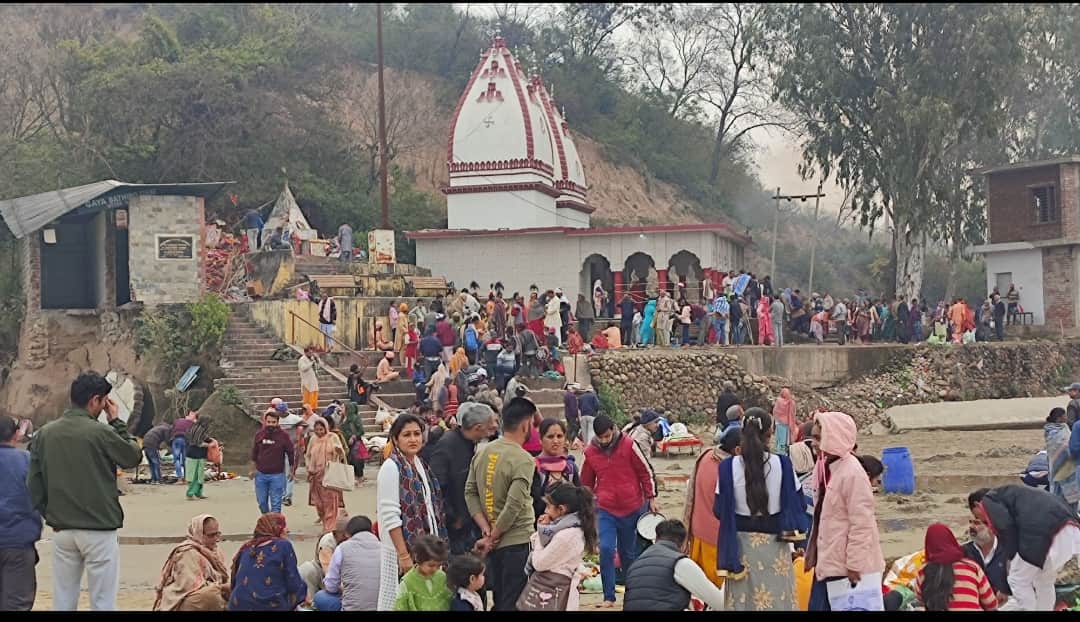 उत्तरवाहिनी में एतिहासिक मंदिर में पूजा अर्चना करते हुए लोगों का दृश्य स्रोत संवाद