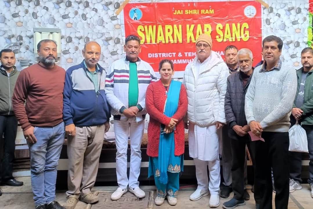 उधमपुर। मापतोल विभाग के अधिकारियों का स्वागत करते स्वर्णकार। आयोजक