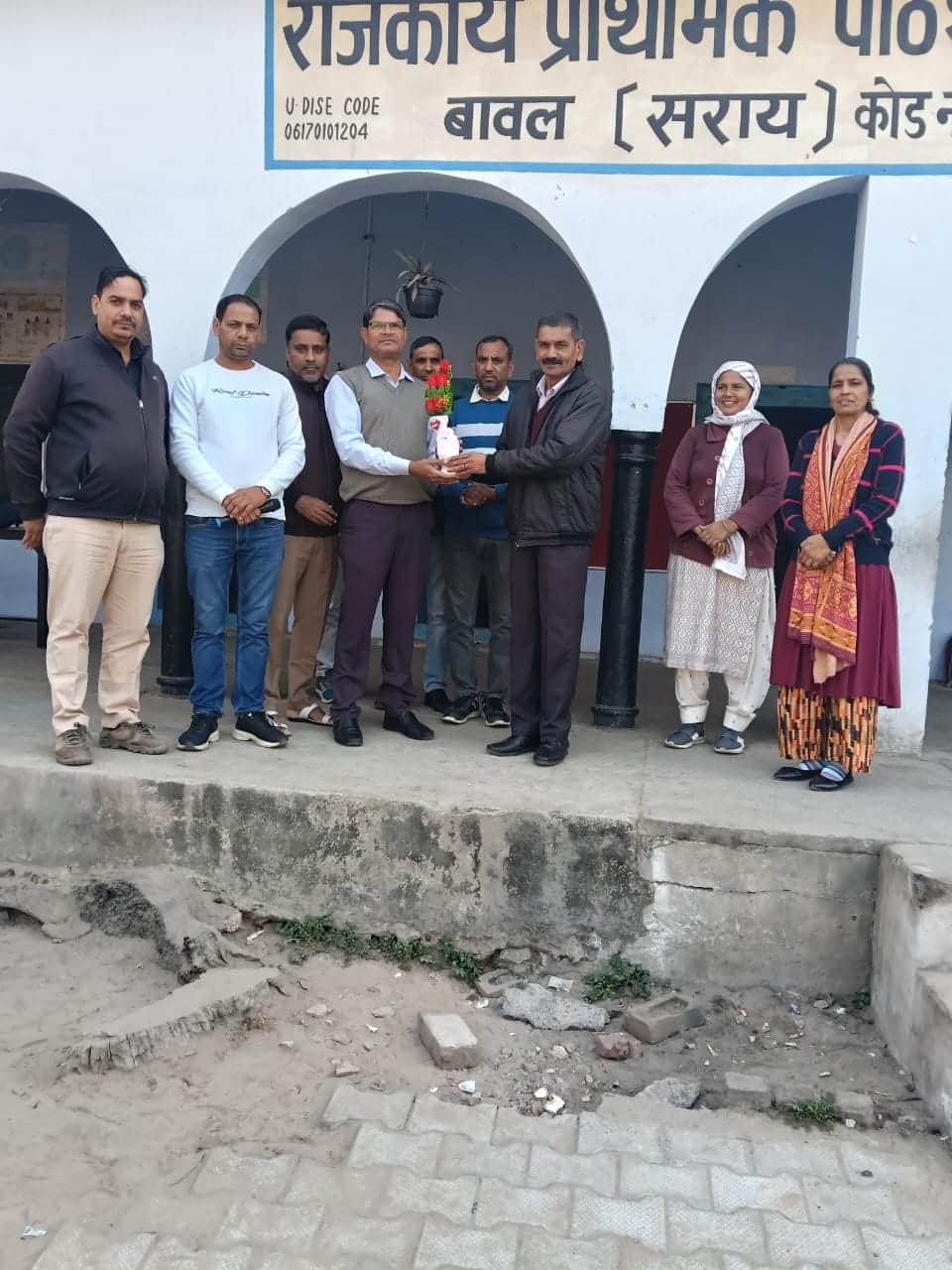 वीडियो प्रतियोगिता में जिला स्तर पर प्रथम स्थान मिलने पर शिक्षक विवेक को सम्मानित करते स्टाफ। स