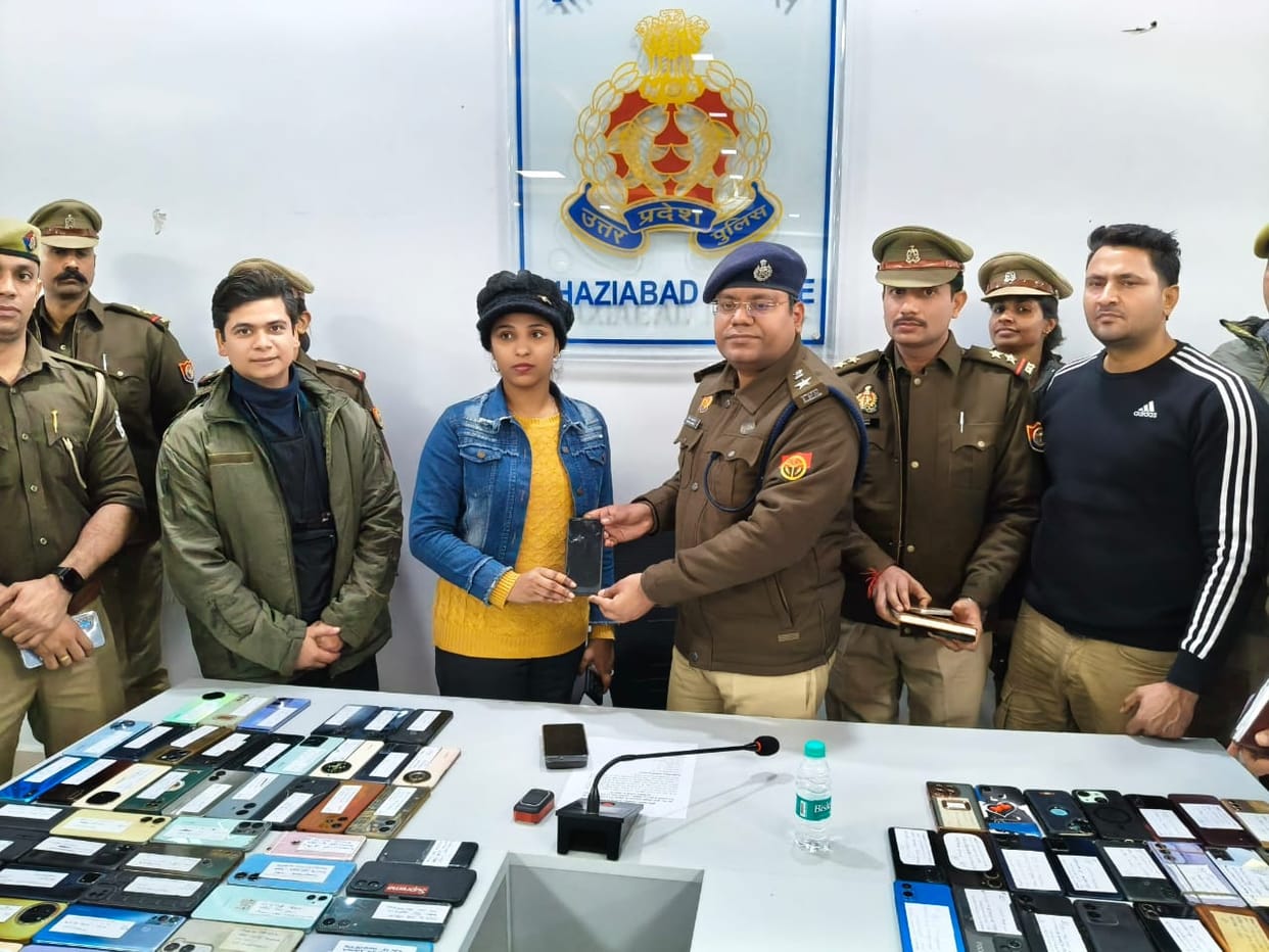 City Zone police recovered 150 stolen mobile phones and handed them over to the victims.