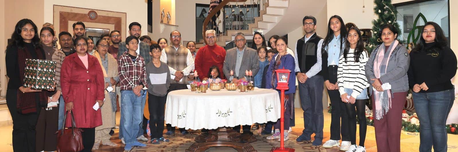 09...सेक्टर एक में भगवान यीशु से प्रार्थना कर सुख शांति की कामना करते आल सेंट चर्च के पदारी, सम