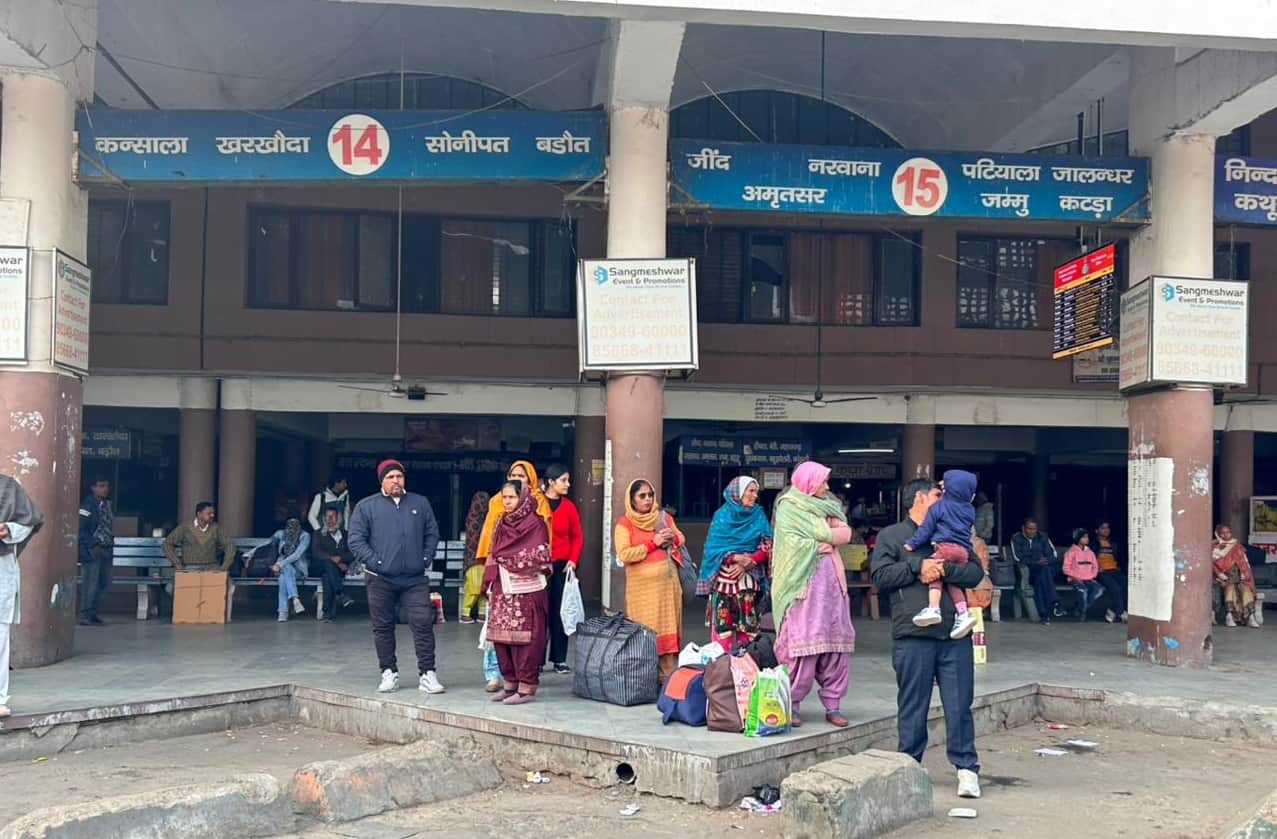 1.. रोहतक बस स्टैंड पर रविवार को सोनीपत मार्ग के लिए बस का इंतजार करते यात्री। संवाद