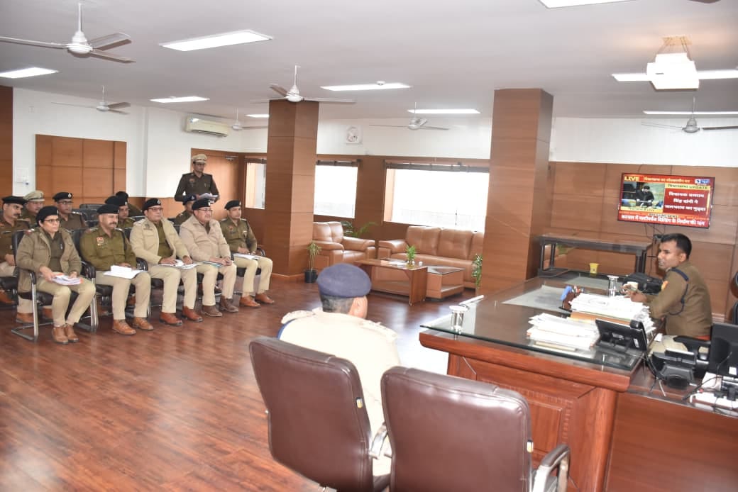 Every complainant who comes to police stations and outposts should be treated with courtesy: Logesh Kumar