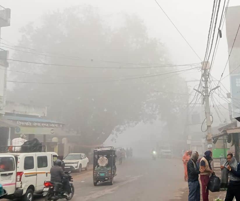 28 सीकेटीपी-13- परिचय- शहर के शंकर बाजार में कोहरे के चलते लाइट जलाकर गुजरते वाहन । संवाद